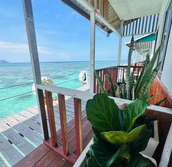 ホテル Bihing Angan Water Chalet