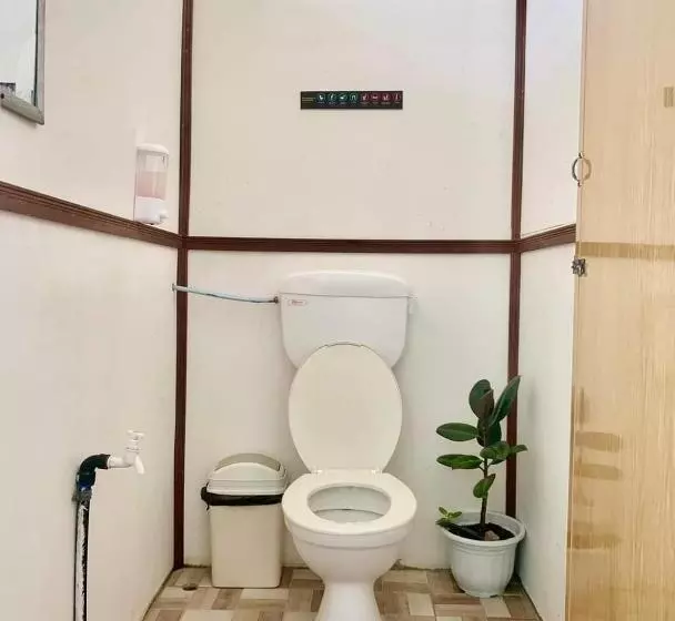ホテル Bihing Angan Water Chalet