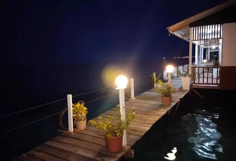 ホテル Bihing Angan Water Chalet