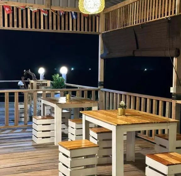 ホテル Bihing Angan Water Chalet