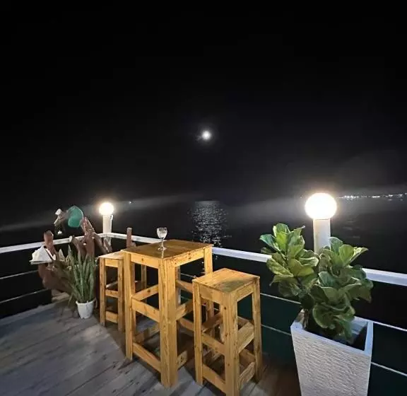 ホテル Bihing Angan Water Chalet