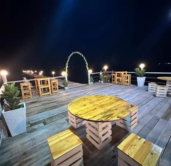 ホテル Bihing Angan Water Chalet