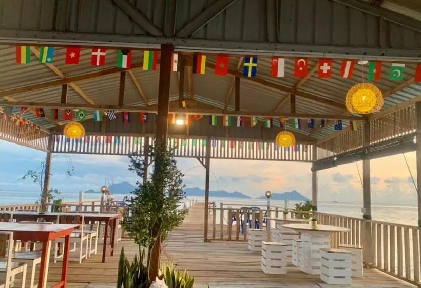 ホテル Bihing Angan Water Chalet