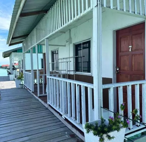 ホテル Bihing Angan Water Chalet