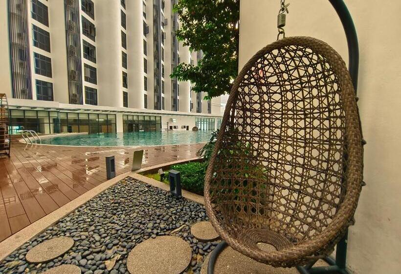 Just Chillin Pool & Seaview Suites