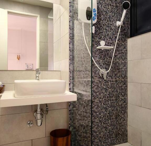 Just Chillin Pool & Seaview Suites