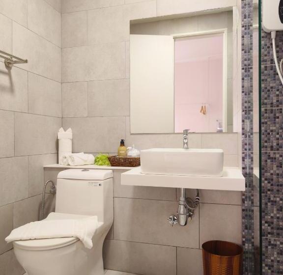 Just Chillin Pool & Seaview Suites