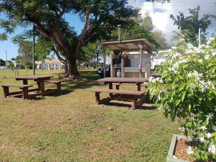 モーテル Carmila Caravan Park & Cabins