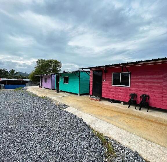 הוסטל Padang Besar Rainbow Cabin Homestay