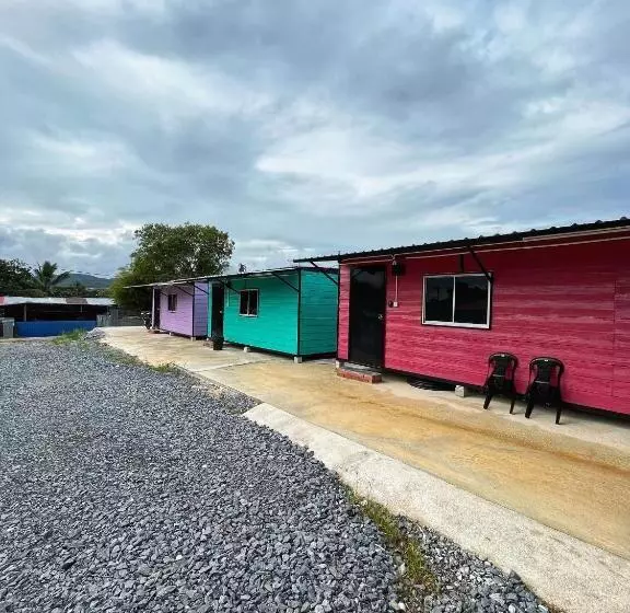 Retkeilymaja Padang Besar Rainbow Cabin Homestay