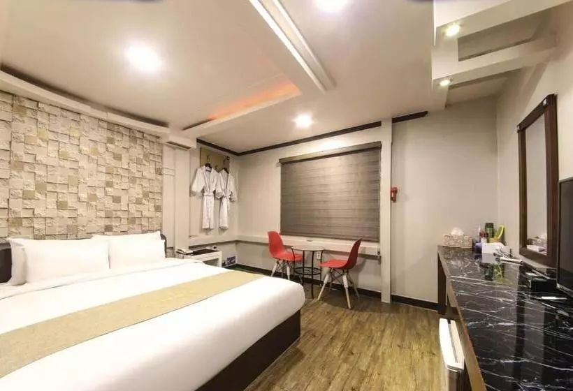Opera Motel