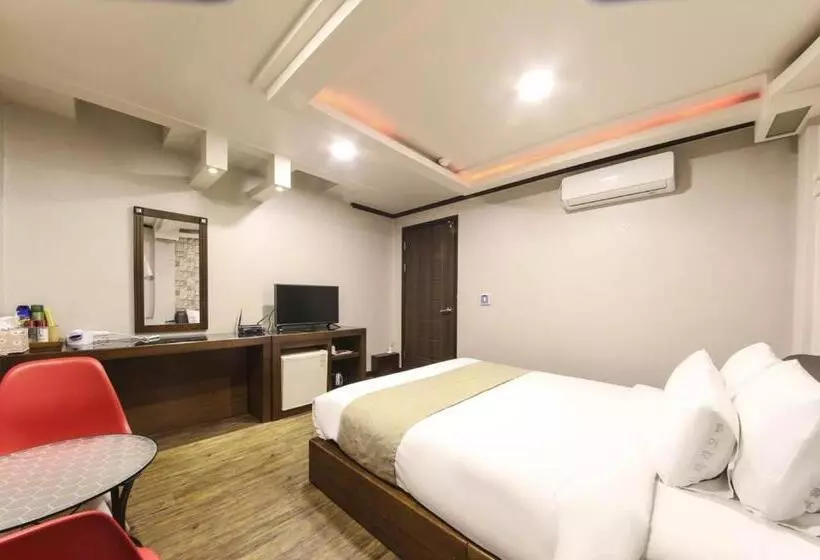 Opera Motel