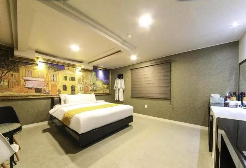 Opera Motel
