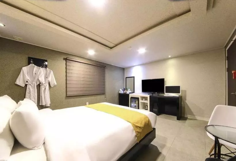 Opera Motel