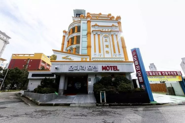 Opera Motel