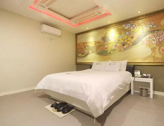 Opera Motel