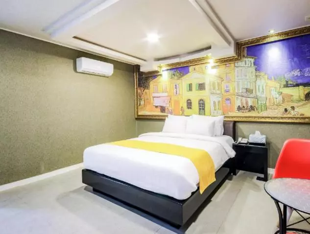 Opera Motel