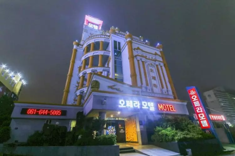 Opera Motel