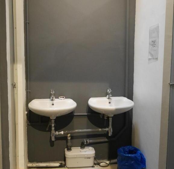 Route Five Hostel Dorm Kuala Selangor