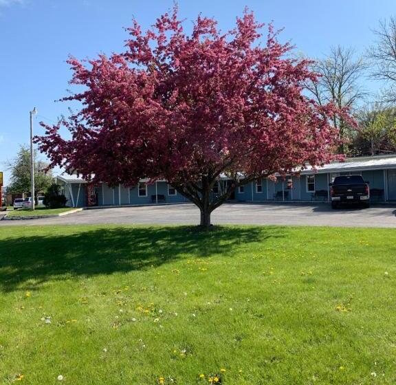 فندق على الطريق Hometown Inn