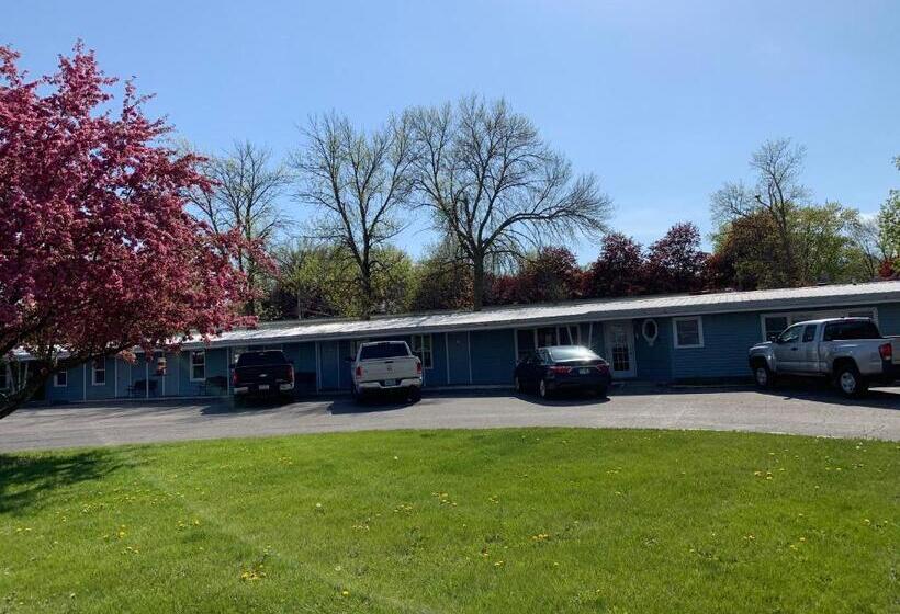 فندق على الطريق Hometown Inn