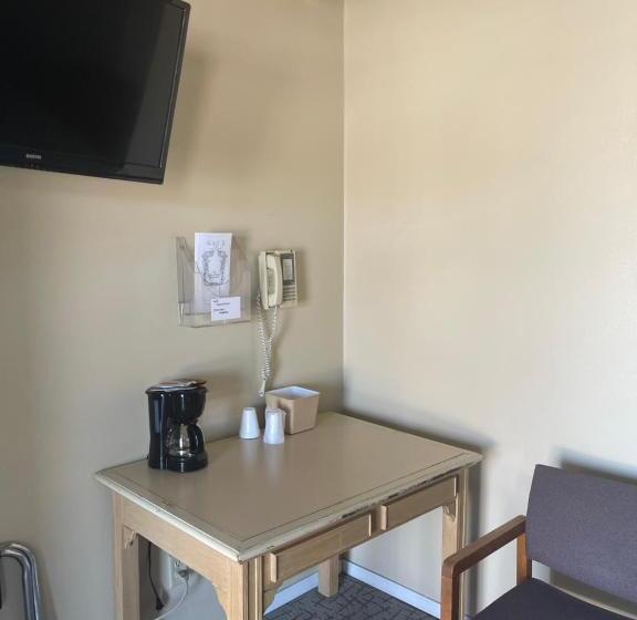 فندق على الطريق Hometown Inn