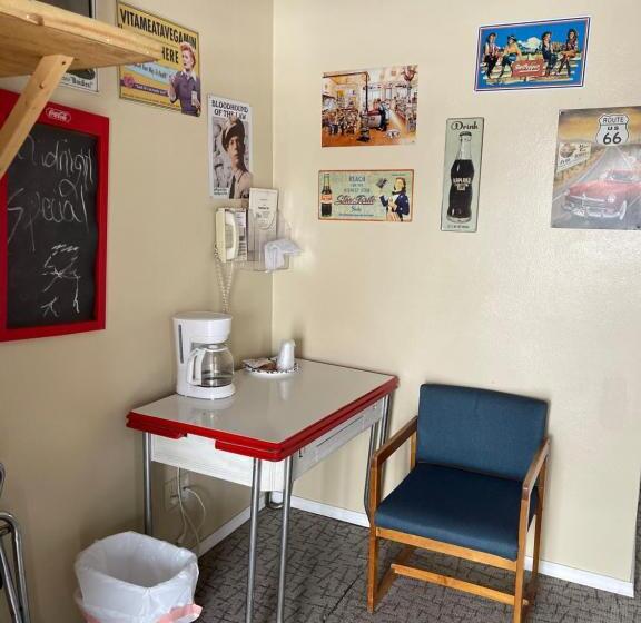 فندق على الطريق Hometown Inn