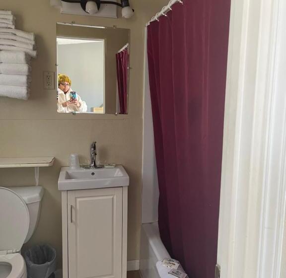 فندق على الطريق Hometown Inn