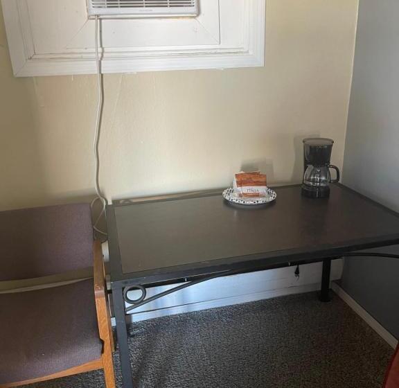 فندق على الطريق Hometown Inn