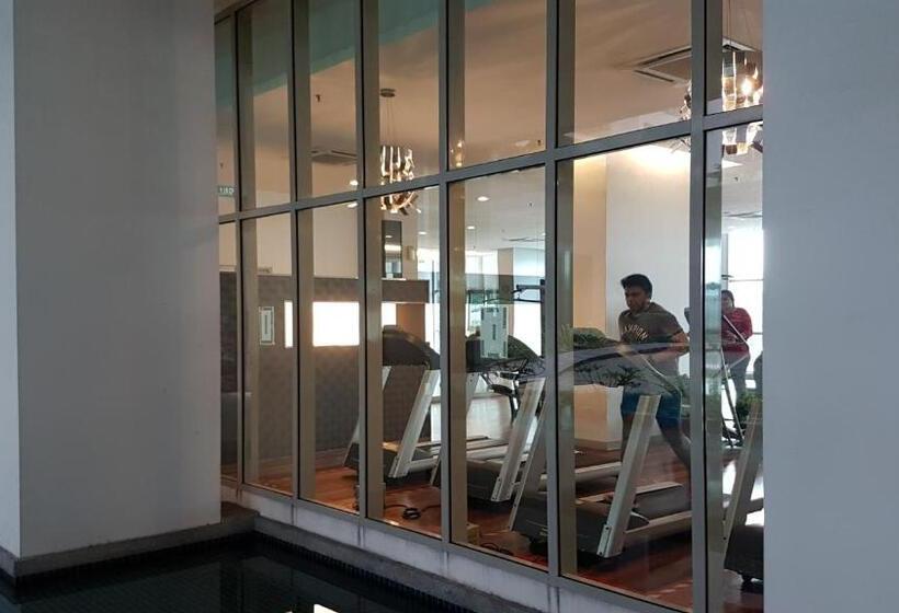 Starsbed Klcc Skyview Roof Pool Hostel