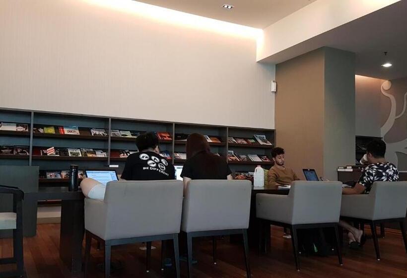 Starsbed Klcc Skyview Roof Pool Hostel