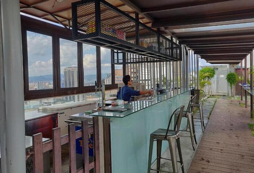 Starsbed Klcc Skyview Roof Pool Hostel