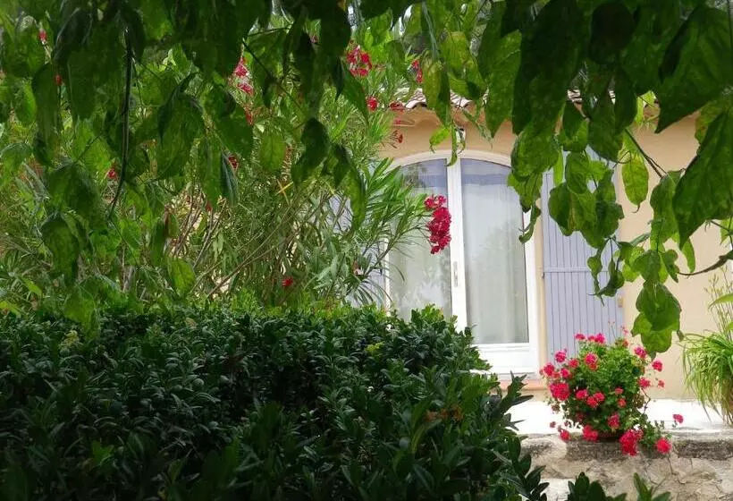 ベッドアンドブレックファースト La Mordorée