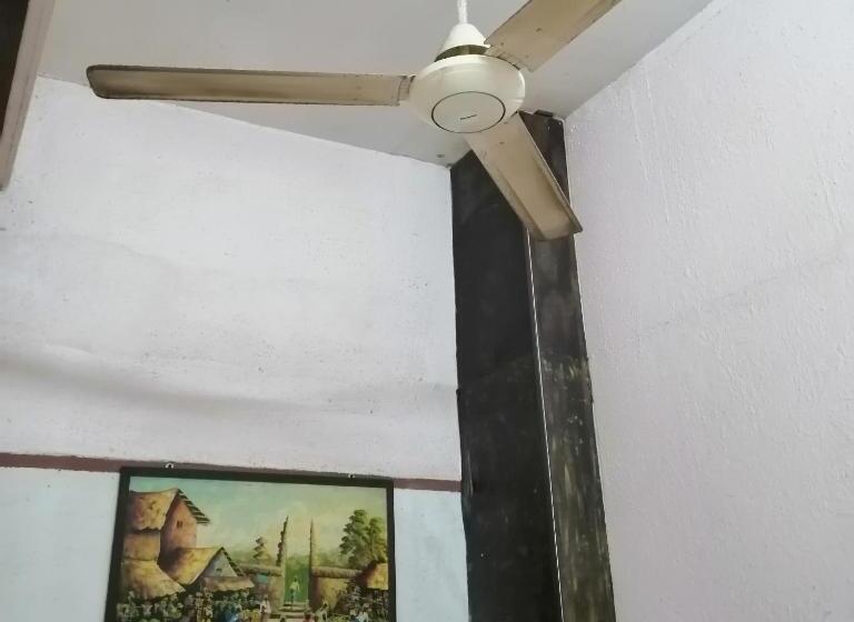 בית מלון כפרי New Budget Inn