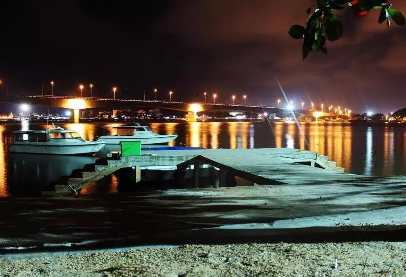 Majatalo Riverbank Dungun Guesthouse & Cafe