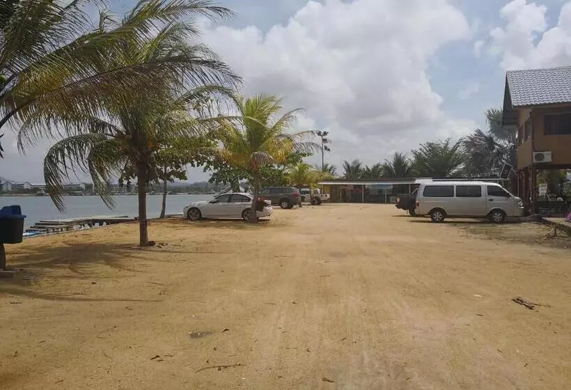 Majatalo Riverbank Dungun Guesthouse & Cafe