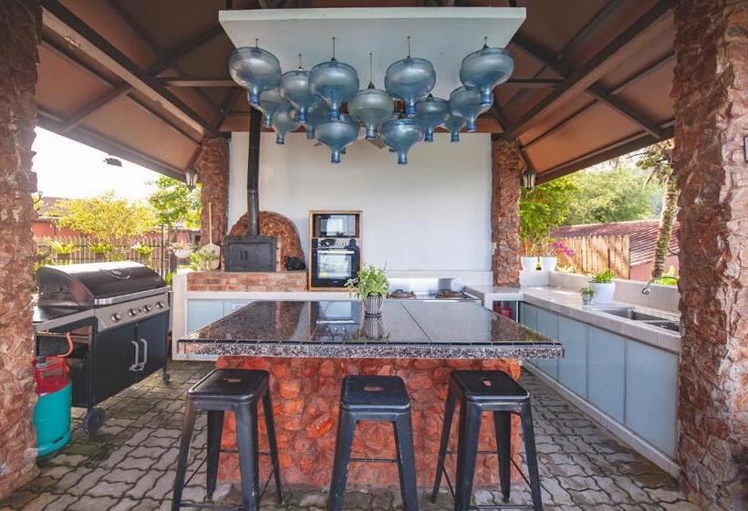 Sinurambi Bed & Breakfast   Mills Residence