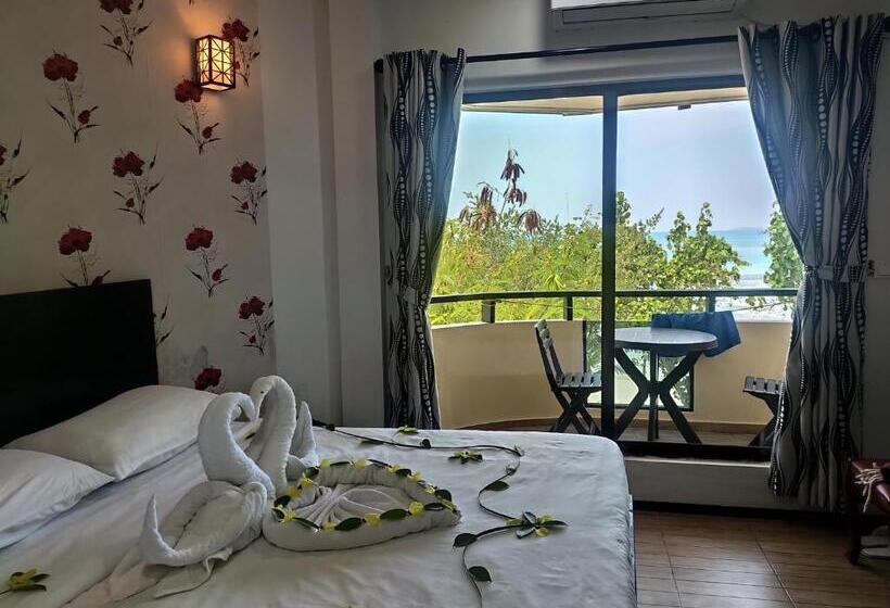 پانسیون Crown Beach Villas With Direct Access To The Bikini Beach