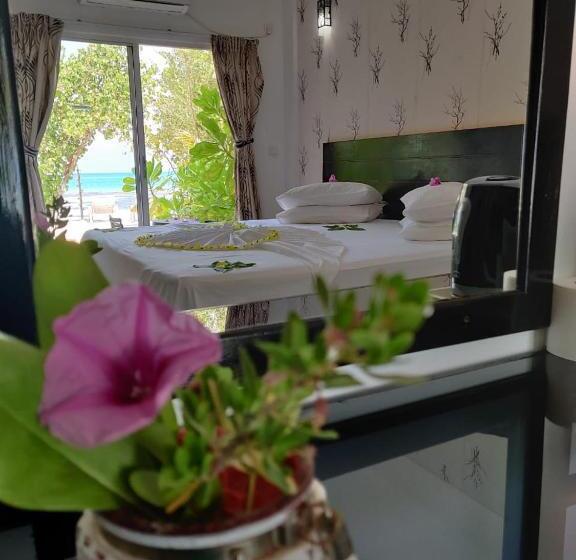 پانسیون Crown Beach Villas With Direct Access To The Bikini Beach