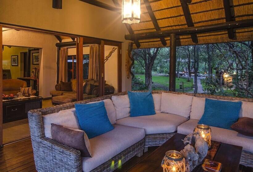 ホテル Raptor Retreat Game Lodge