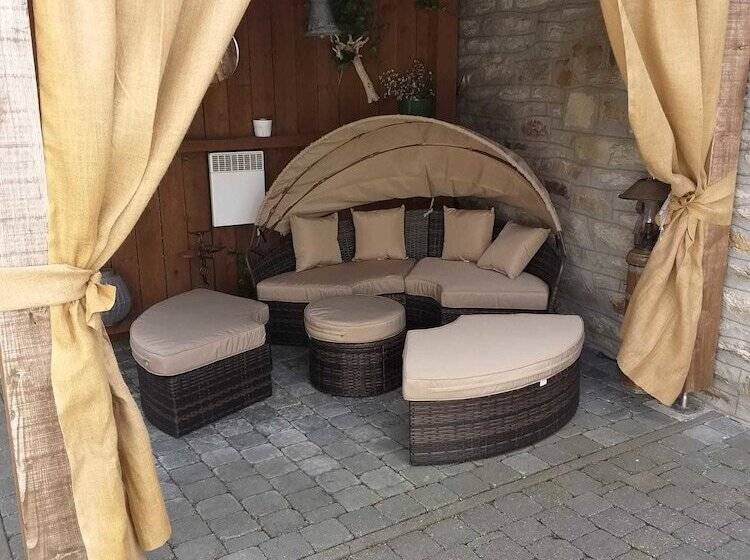 تختخواب و صبحانه La Petite Suisse