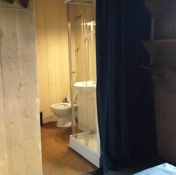 تختخواب و صبحانه La Petite Suisse