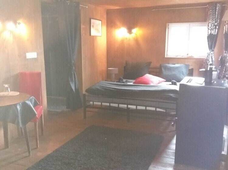 تختخواب و صبحانه La Petite Suisse