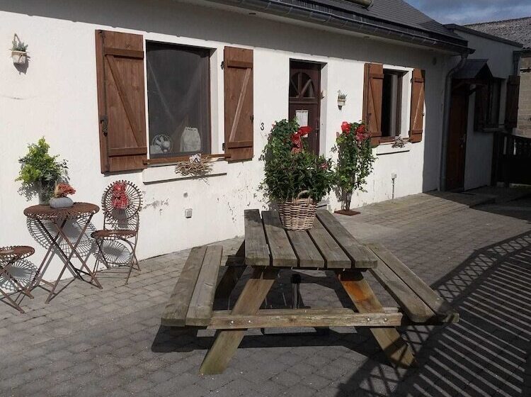 تختخواب و صبحانه La Petite Suisse