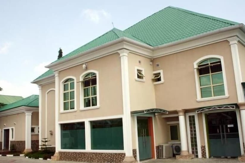 B S Hive Hotel & Suites