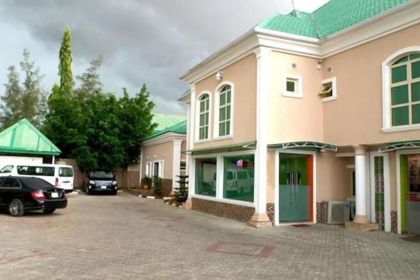 B S Hive Hotel & Suites