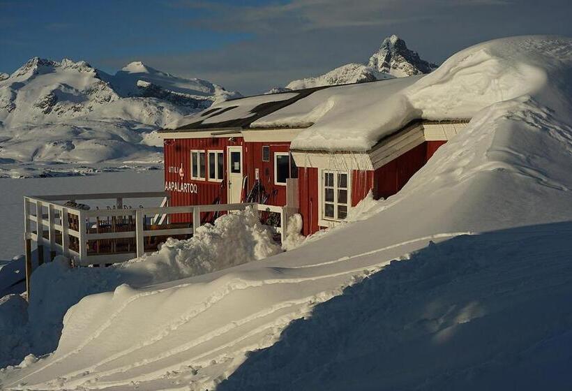 هتل The Red House