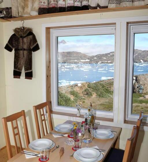 هتل The Red House