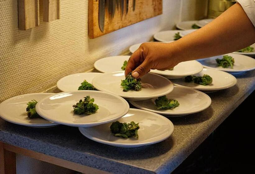 هتل The Red House