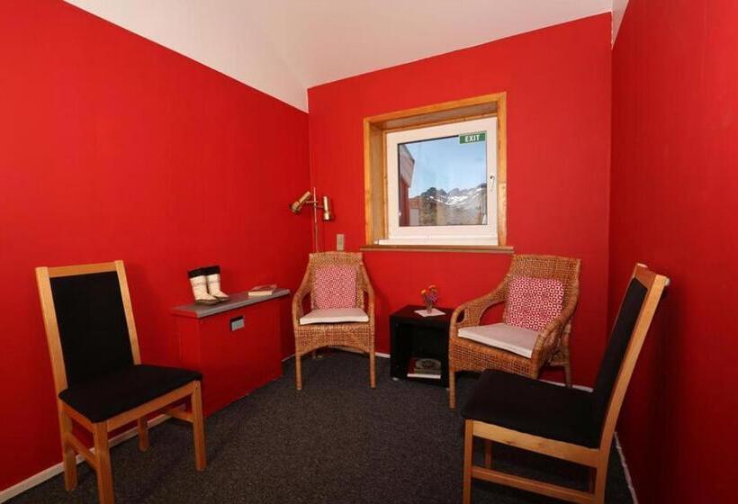 هتل The Red House